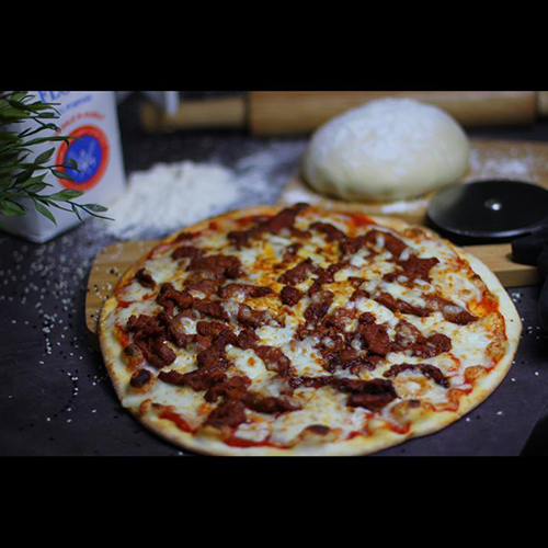 Meat Pizza - Pizza sauce, mozzarella cheese, sliced lamb meat slaughtered in kuwait