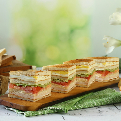 Club Sandwich turkey - Turkish
  chicken - Kraft cheese - lettuce - Egg - tomato - mayonnaise