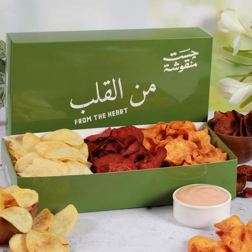 Mini Crunchy Chips Box - Fresh vegetable chips cooked . With Mix fresh vegetables such as beetroot Potatoes. Sweet potato with 2 homemade sauces