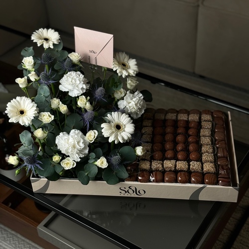 solo design - بوكس راقي يحتوي على زهور طبيعيه وجوكلت ولا الذ 810 غرام جوكلت الحشوات سولتد كراميل - جوز الهند - براوني وكرت اهداء مجاناً