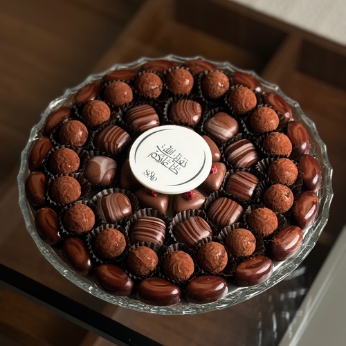 صينيه كريستال - صينيه كريستال تحتوي على 700 غرام جوكلت الحشوات الاكثر مبيعاً مع الكتابه على الجوكلت وكرت لهداء