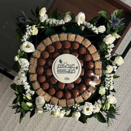 Solo design - صينيه تحتوي على جوكلت بحشوات متنوعه مع ورد طبيعي وكرت اهداء