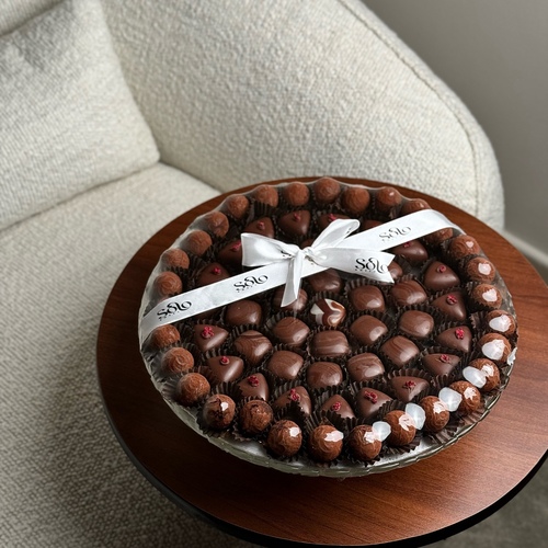 solo trays - صينيه كريستال تحتوي على 750 غرام جوكلت بحشوات متنوعه ولذيذه مع كرت اهداء