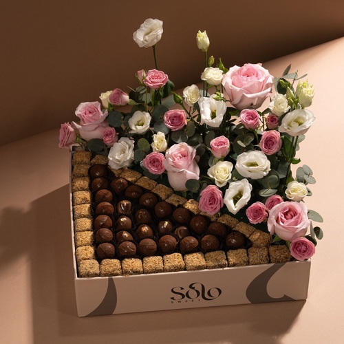 solo box - بوكسنا المميز على شكل مثلث مع تنسيق راقي ويحتوي على 600 غرام جوكلت مع كرت اهداء