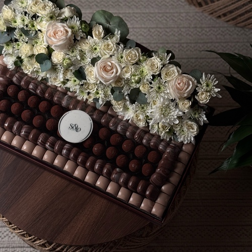 square design - تصميم راقي يحتوي على كيلو جوكلت مع زهور طبيعيه وكرت اهداء