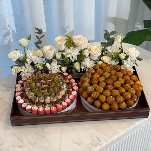 غريبه وجبنيه - تنسيق يحتوي على غريبه وجبنيه بكميات راهيه مع تنسيق ورد طبيعي وكرت اهداء