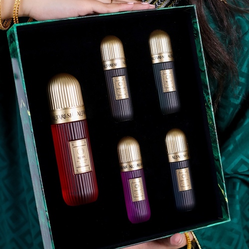 Topaz Box - Sapphire
Sandalwood, pink pepper, and jasmine
Agate
Woods, basil, vetiver, and patchouli
Emerald
Jasmine, vanilla
Sapphire
Tangerine, violet, patchouli, and woods
Amethyst
Apple, pineapple, jasmine, lavender, and leather