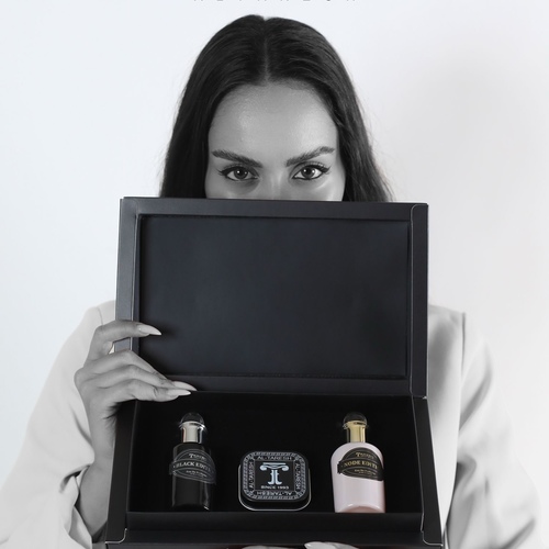 Altarish Naqsa - Neqsa Box
The box contains:
2 perfumes, size 50 ml, with a distinctive and beautiful composition of the finest oils:
First fragrance:
Black grapes - bergamot - patchouli - amber - cedar wood - musk - beeswax - caramel
The second fragrance:
Oud - saffron - cardamom - bergamot - pink pepper
Tola and half incense