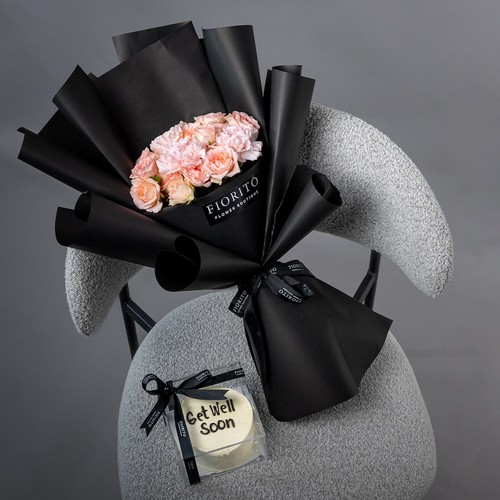 Sunshine - Pink baby roses hand bouquet paired with a cake in an acrylic box. Perfect for sending warm wishes for a speedy recovery.
Note: cake writing is customizable.