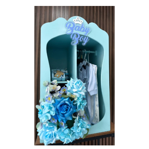 A Luxurious Birthday Gift Made of Wood - The Kuwaiti piece contains a suit for the newborn, a cover and an undergarment, decorated with natural or artificial roses and Belgian chocolate.