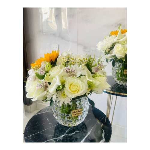 Amal Vase - “Fazah is a wonderful mixture of various flowers that are characterized by the sophistication of white rose flowers
Alstroemeria, sunflowers, and calla lilies.