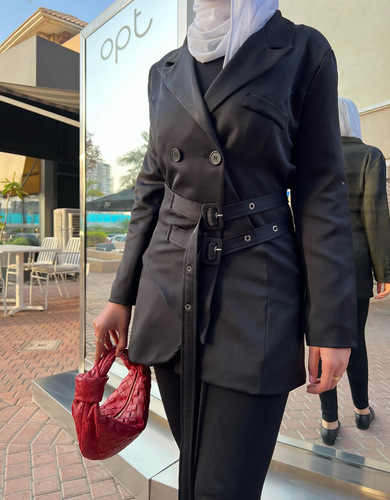 Lala Love Fashion Q8 - Black blazer with double belt - Model is wearing size M