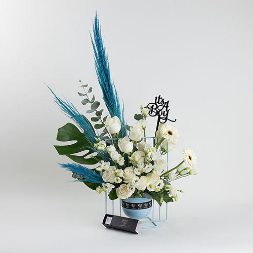 Boy - blue stand with flowers and name with chocolates size : 35×45 cm