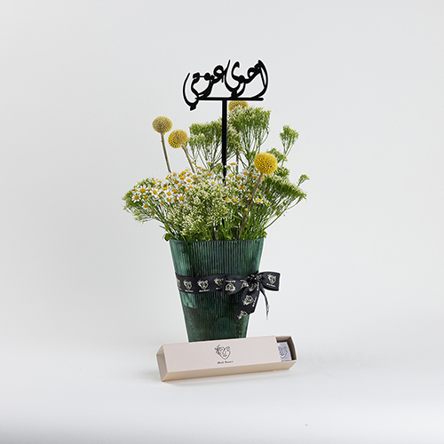 Green - vases with flowers and plaxy name with chocolates box size : 40×20 cm