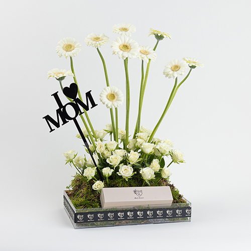 Horizons - plaxy try with flowers and name with chocolates size : 35×50 cm