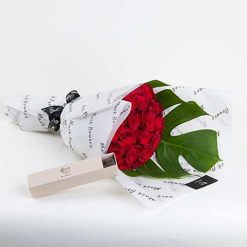 Mask 1 - hand bouquet with chocolates box and baby flowers size : 40×25 cm