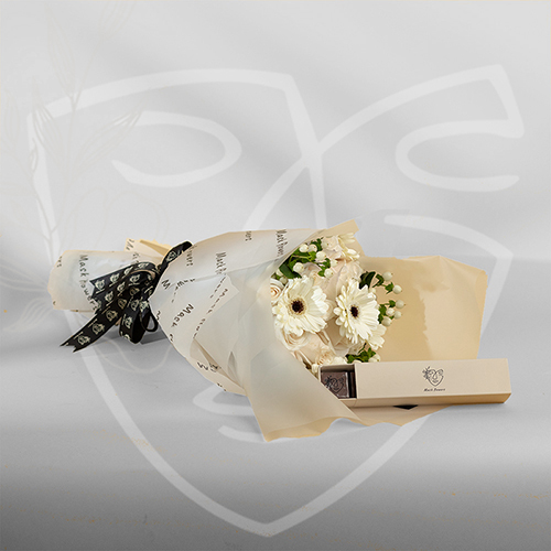 Mask Cute 1 - hand Bouquet with flowers with chocolate size : 30*20 cm