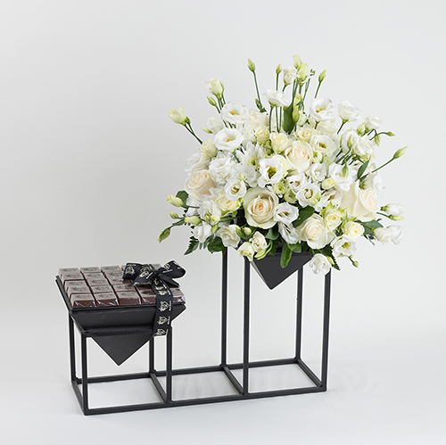 Pyramid - iron stand and chocolates with flowers 50×35