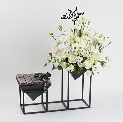 Pyramid 1 - iron stand and chocolates with flowers with plaxy name Size : 50×35