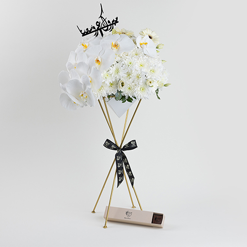 Snow - gold stand with flowers and name with chocolates size : 30×50 cm