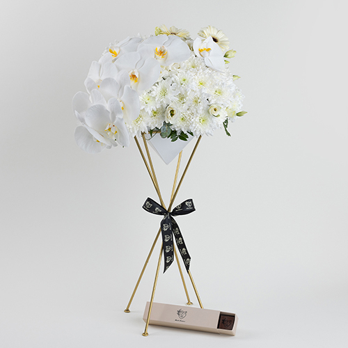 Snow 1 - gold stand with flowers and chocolates size : 30×50 cm