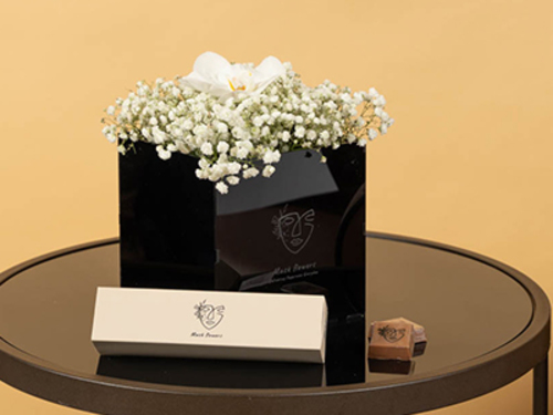 Mobox - Black plexi box Size 15/20 cm With flowers With imported cocoa