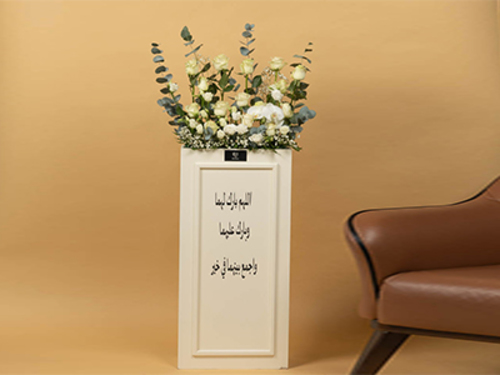 Big day - Wooden stand Size 100/70 cm With a variety of flowers With imported cocoa