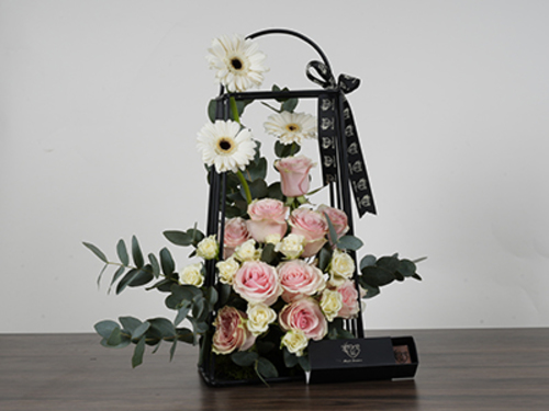 Badr - Bouquet with metal box Size 45/25 cm With a group of various flowers Available with cocoa