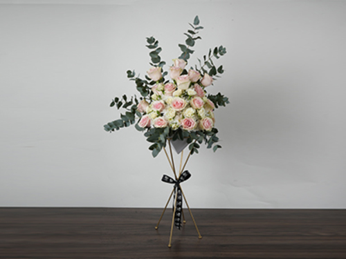 Bigano - Luxurious golden stand Size 40/100 cm It consists of a variety of luxurious flowers