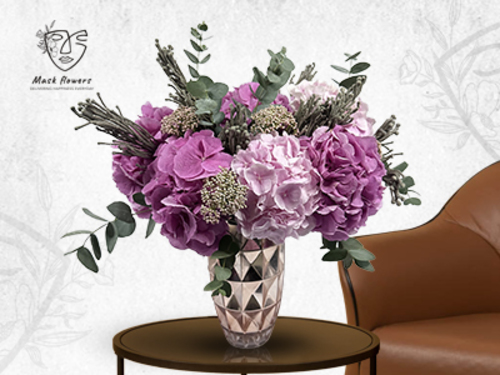 saly - Unique vase with a beautiful flower arrangement from a Dutch flower mix to suit all tastes. Size: 40/50 cm