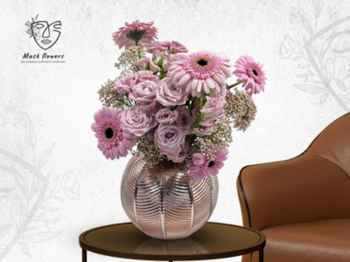 rosax - Unique vase with a beautiful flower arrangement from a Dutch flower mix to suit all tastes. Size: 20/35 cm