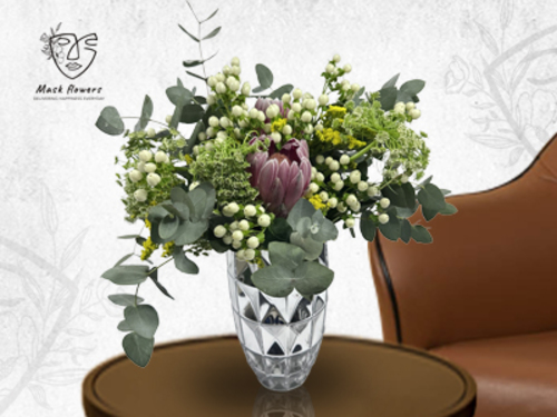 dimor - Unique vase with a beautiful flower arrangement from a Dutch flower mix to suit all tastes. Size: 45/30 cm