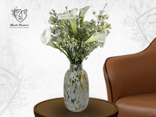 erago - Unique vase with a beautiful flower arrangement from a Dutch flower mix to suit all tastes. Size: 40/18 cm