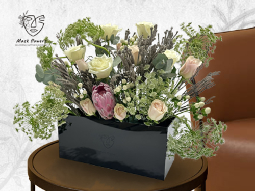 boxam - Black box made of the finest acrylic with a beautiful flower arrangement of a mix of Dutch and Ecuadorian flowers to suit all tastes 45/40 cm