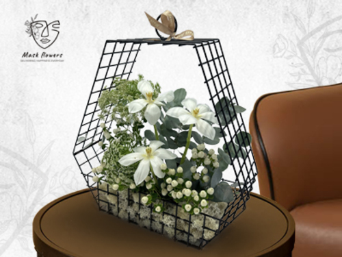 catsho - Metal stand with beautiful flower arrangement of a mix of Dutch and Ecuadorian flowers to suit all tastes 45/35cm