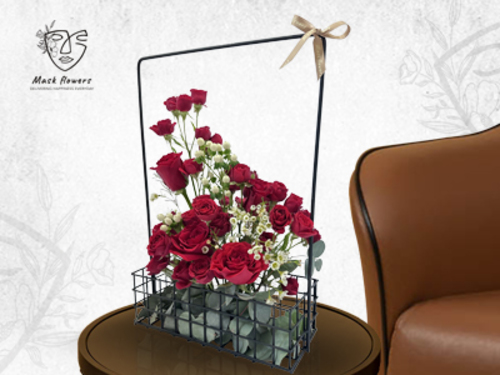 dolar - Metal stand with beautiful flower arrangement of a mix of Dutch and Ecuadorian flowers to suit all tastes 45/30cm