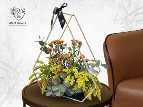 folarus - Gold iron stand with a beautiful flower arrangement of a mix of Dutch and Ecuadorian flowers to suit all tastes Size 30/45 cm