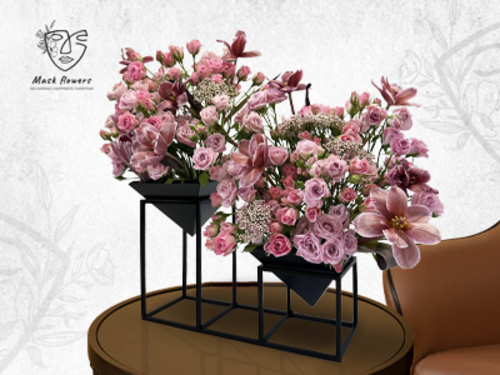 morax - Metal stand with beautiful flower arrangement of a mix of Dutch and Ecuadorian flowers to suit all tastes 45/50cm