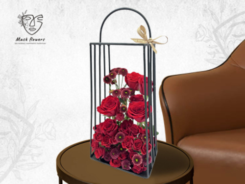 my heart - Metal stand with beautiful flower arrangement of a mix of Dutch and Ecuadorian flowers to suit all tastes 45/25cm