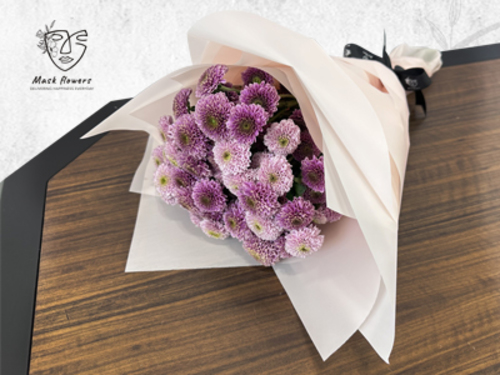 safe - Hand bouquet with beautiful flower arrangement of a mix of Dutch and Ecuadorian flowers to suit all tastes 45/30cm