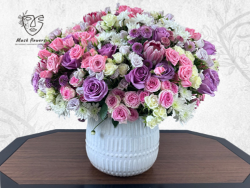 big sho - Unique vase with a beautiful flower arrangement from a Dutch flower mix to suit all tastes. Size: 60/50cm