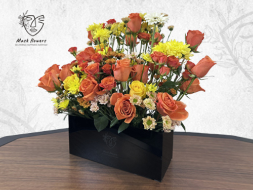 asla - Black box made of the finest acrylic with a beautiful flower arrangement of a mix of Dutch and Ecuadorian flowers to suit all tastes 45/40 cm