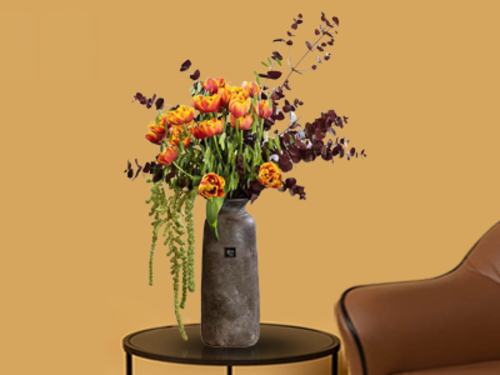 tooly - Unique vase with a beautiful flower arrangement from a Dutch flower mix to suit all tastes. Size: 70/30cm