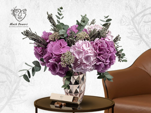 crestal - A distinctive vase with a beautiful flower arrangement from a Dutch flower mixture to suit all tastes with an imported chocolate box. Size: 50/40cm