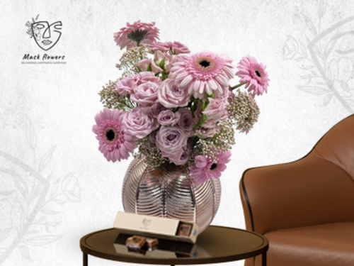 bolla - A distinctive vase with a beautiful flower arrangement from a Dutch flower mixture to suit all tastes with an imported chocolate box. Size: 20/35 cm