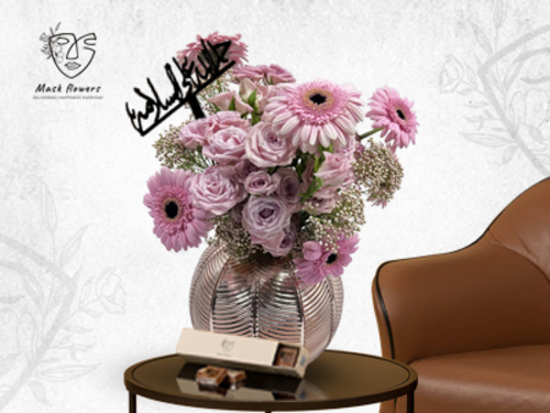 bolla2 - A distinctive vase with a beautiful flower arrangement from a Dutch flower mixture to suit all tastes with an imported chocolate box. Size: 20/35cm