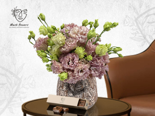 dolme - A distinctive vase with a beautiful flower arrangement from a Dutch flower mixture to suit all tastes with an imported chocolate box. Size: 40/30 cm