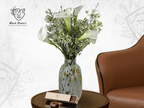 funyo - A distinctive vase with a beautiful flower arrangement from a Dutch flower mixture to suit all tastes with an imported chocolate box Size: 40/18 cm