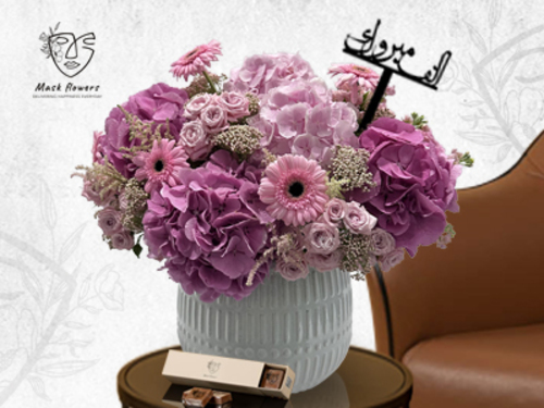 soro2 - A distinctive vase with a beautiful flower arrangement from a Dutch flower mixture to suit all tastes with an imported chocolate box with an acrylic phrase Size: 45/55cm