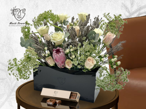 blackls - Black box made of the finest acrylic with a beautiful flower arrangement of a mix of Dutch and Ecuadorian flowers to suit all tastes, size 45/40 cm